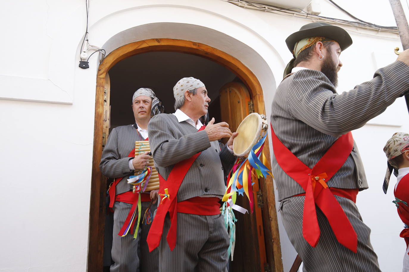La danza de los locos toma las calles de Fuente Carreteros, en imágenes
