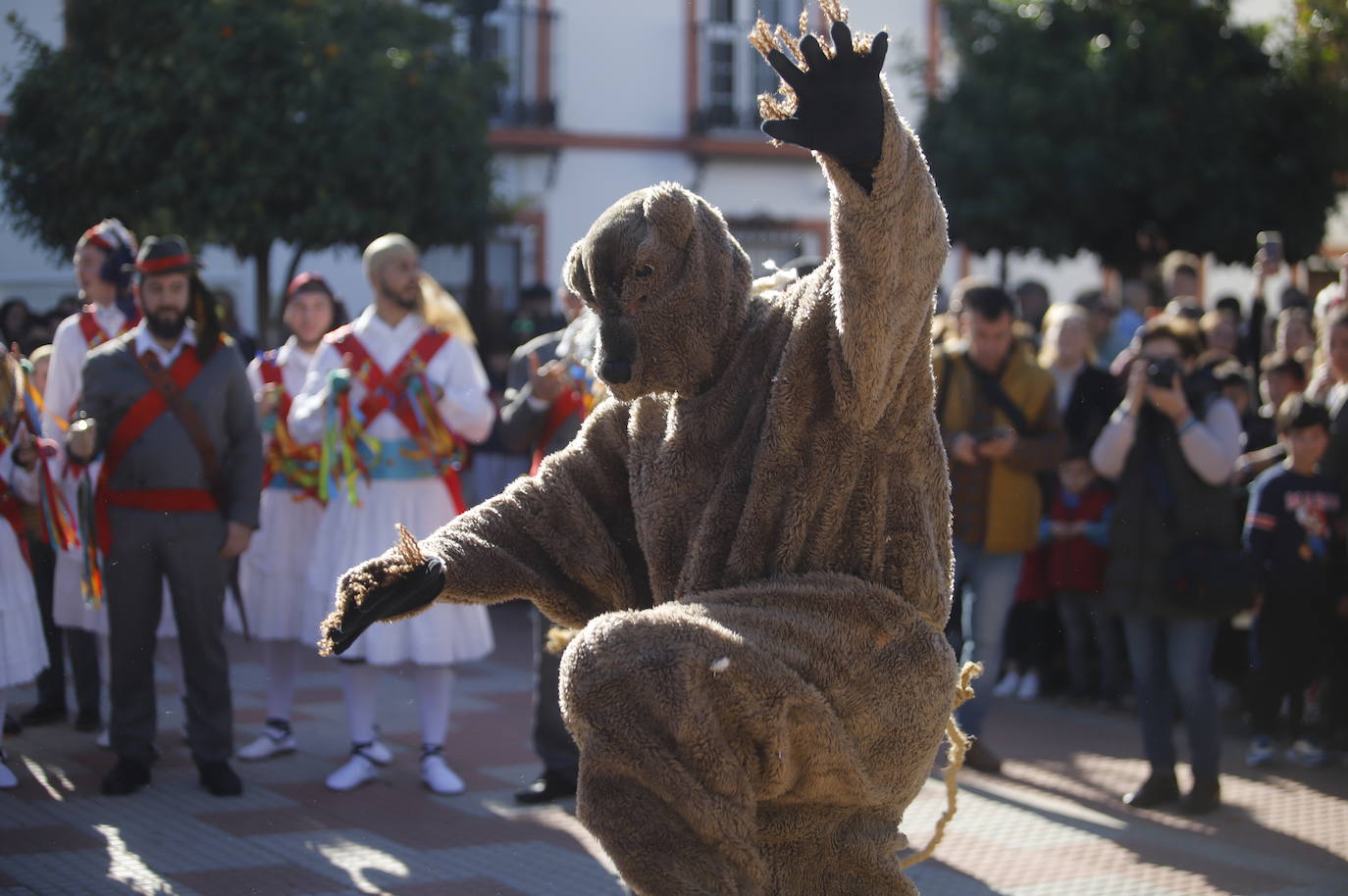 La danza de los locos toma las calles de Fuente Carreteros, en imágenes