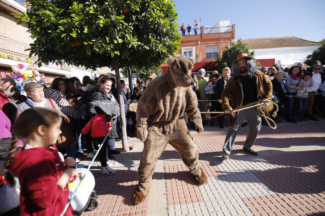 La danza de los locos toma las calles de Fuente Carreteros, en imágenes