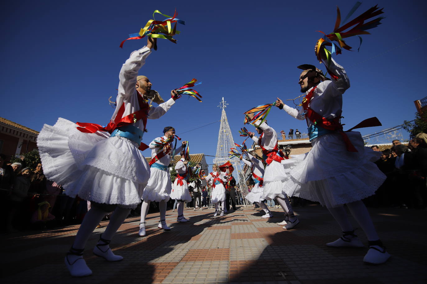 La danza de los locos toma las calles de Fuente Carreteros, en imágenes