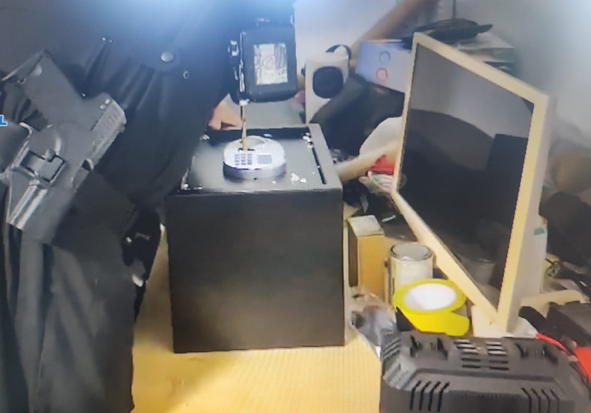 Entrada y registro en uno de los pisos de Madrid desde donde operaba la red