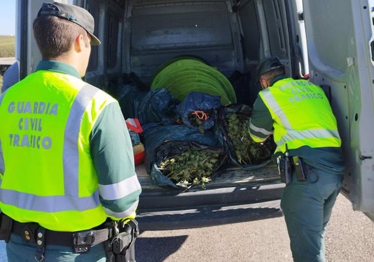 Detenido un hombre que conducía sin carné y con 50 kilos de marihuana y 4 de hachís por Guadalajara