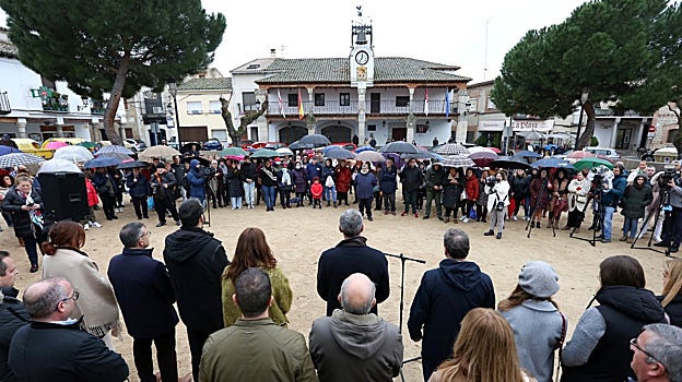 Autoridades y vecinos en los dos minutos de silencio en Escalona este jueves