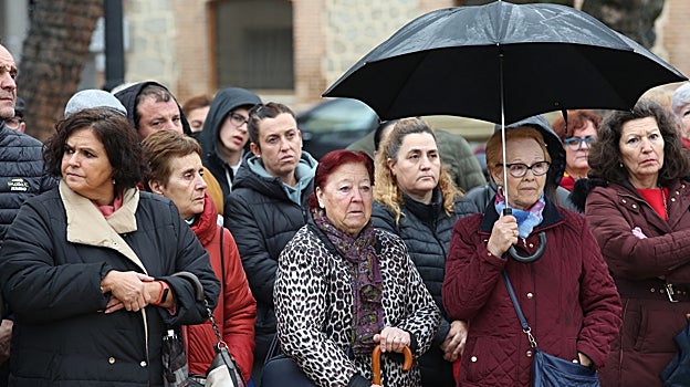 Participantes en los dos minutos de silencio en Escalona este jueves