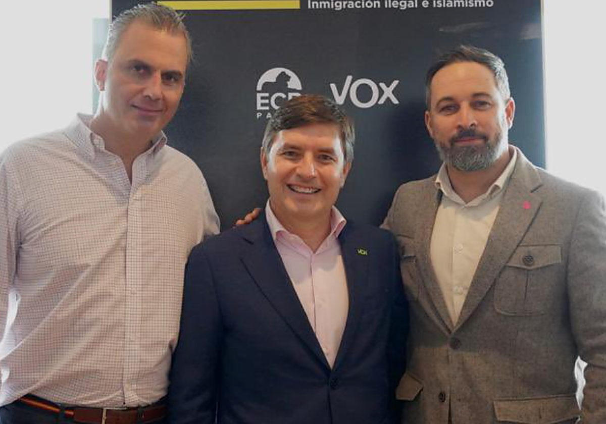 Nicasio Jesús Galván junto al secretario general y al presidente de Vox nacional