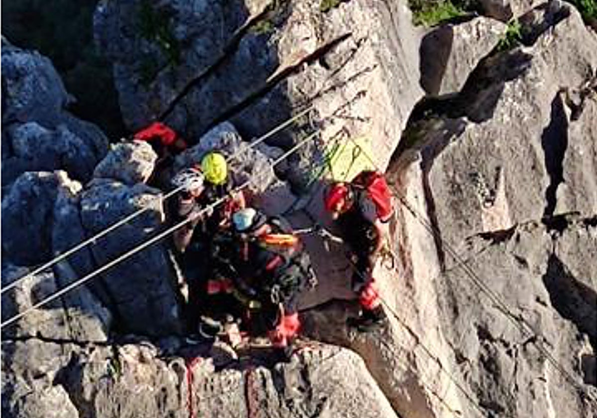 Momento del rescate en el Castillo del Águila