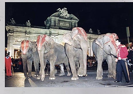 Imagen secundaria 1 - Arriba, el alcalde Francos Rodríguez y el marqués de Luca de Tena repartiendo regalos a niños en el año 1912. Abajo, izq., elefantes en una Cabalgata madrileña en 1998. Dcha, pajes a caballo en la cabalgata en 1960
