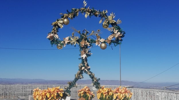 Uno de los indalos decorados con motivos navideños en Mojácar.