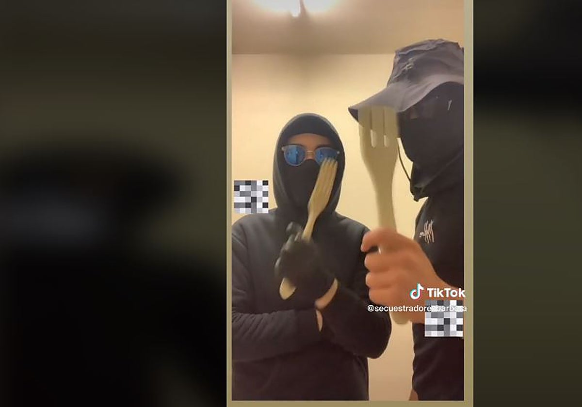 Fotograma del vídeo subido a las redes sociales de internet por los supuestos bromistas que sustrajeron el Niño Jesús del belén de Barberá del Vallés