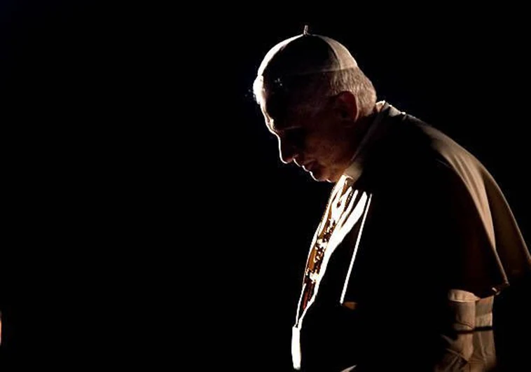 Mañueco destaca la figura de Benedicto XVI, «un papa bueno, intelectual y discreto, querido por todos»