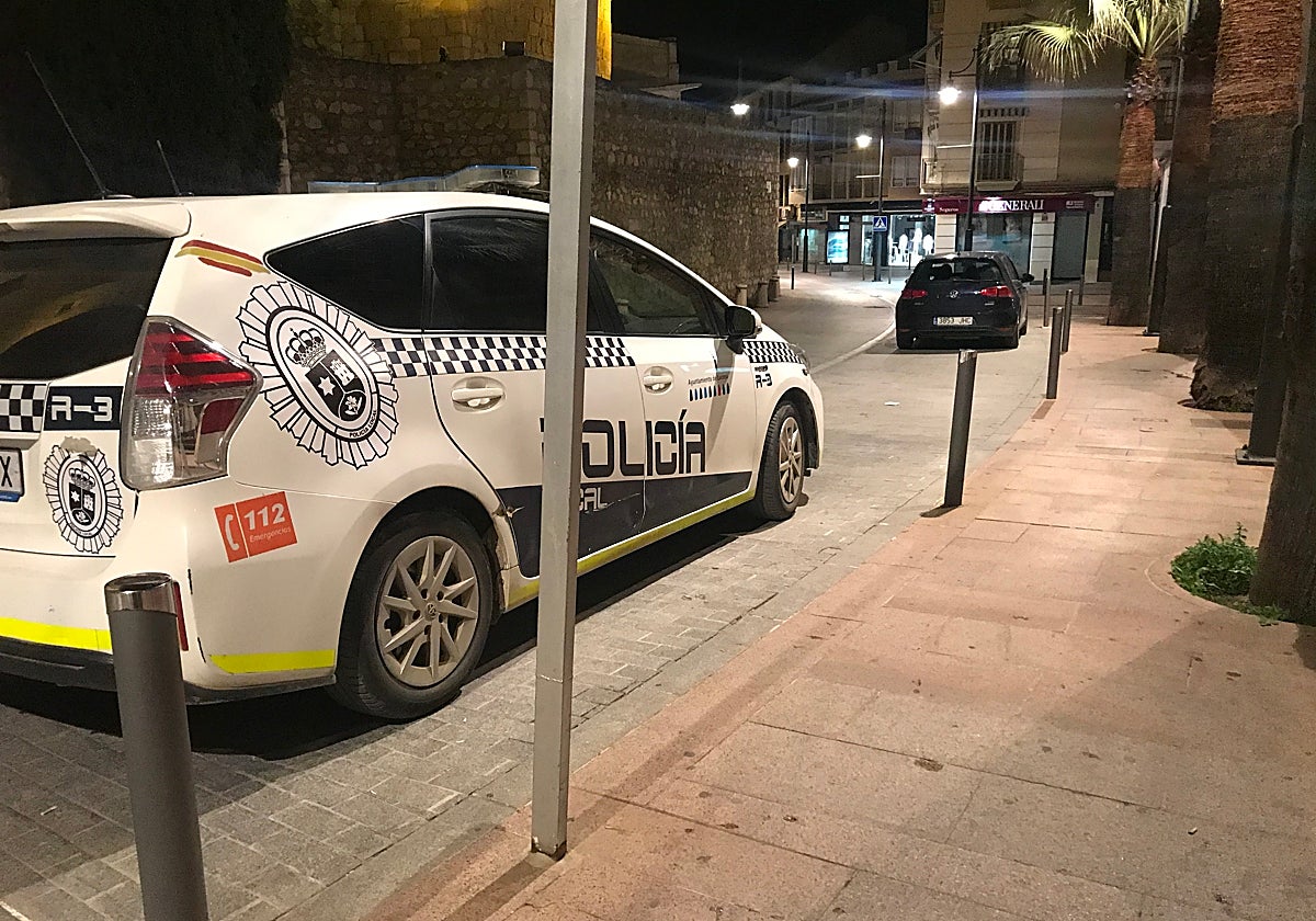 Un coche de la Policía Local de Lucena tras otro vehículo por las calles del centro de la ciudad