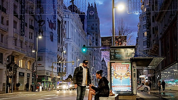 Una pareja, al finalizar la noche, en la Gran Vía
