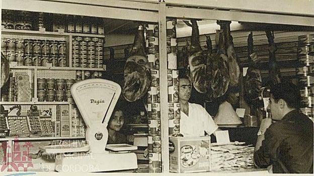 Un puesto del mercado del Marrubial en el día de su inauguración, en 1963