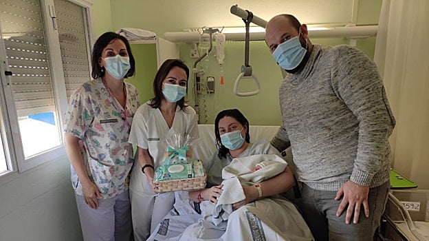 Romeo Escriva Tortosa, primer nacido en la provincia de Castellón, con sus padres, Alba y Sergio.