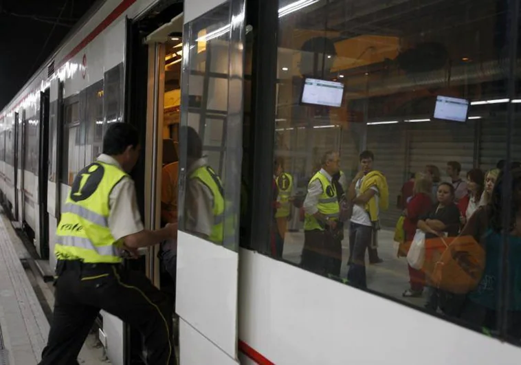 Agresión homófoba a patadas y puñetazos en el interior de un tren en Barcelona