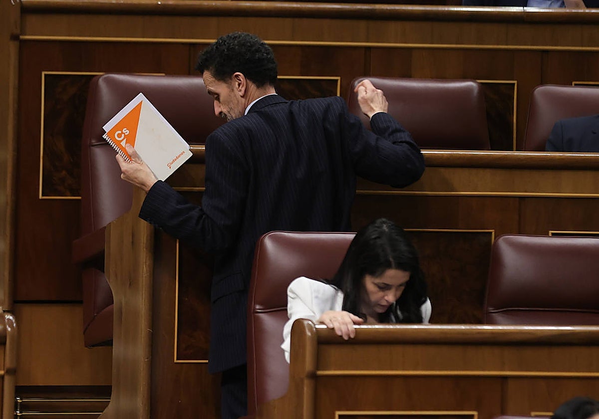 Edmundo Bal pasa por detrás de Inés Arrimadas, en una sesión plenaria del Congreso // Vídeo: La candidatura de 'La base del cambio' se presenta para las elecciones internas de C's «sin ataduras»
