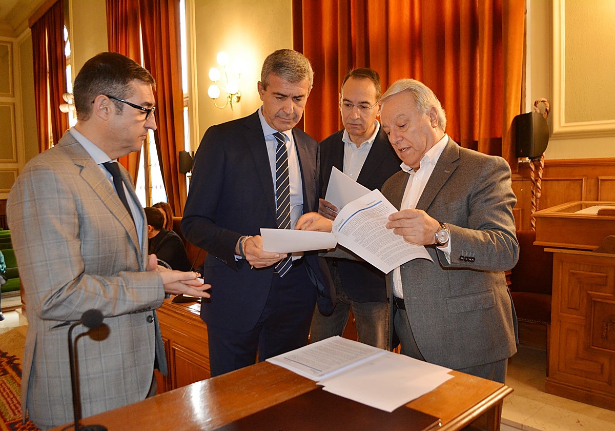 Álvaro Gutiérrez, acompañado por los vicepresidentes Fernando Muñoz y Santiago García