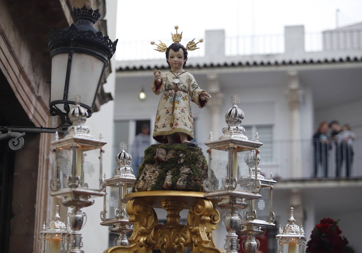 El Niño Jesús, nada más salir de la Compañía, este lunes por la tarde