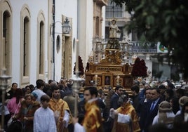 El Niño Jesús de la Compañía desafía al cielo gris y vuelve a las calles de Córdoba