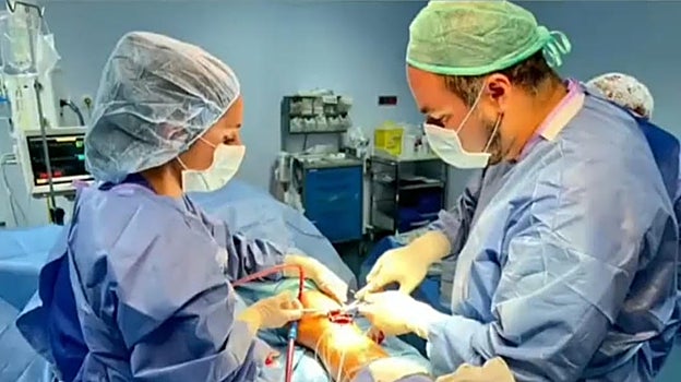 Ana Hoyo y Jorge Hurtarte en quirófano