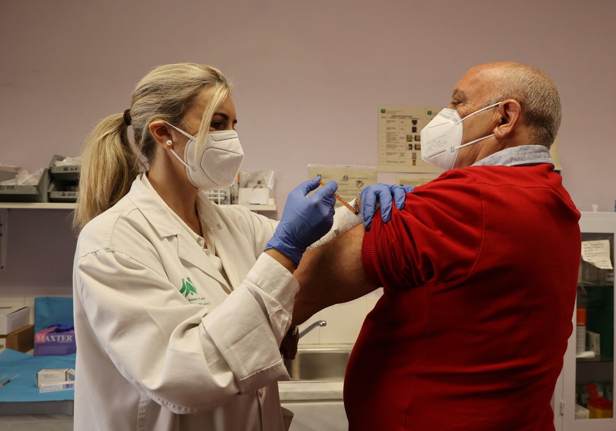 Una sanitaria vacuna de gripe y Covid a un hombre en Córdoba