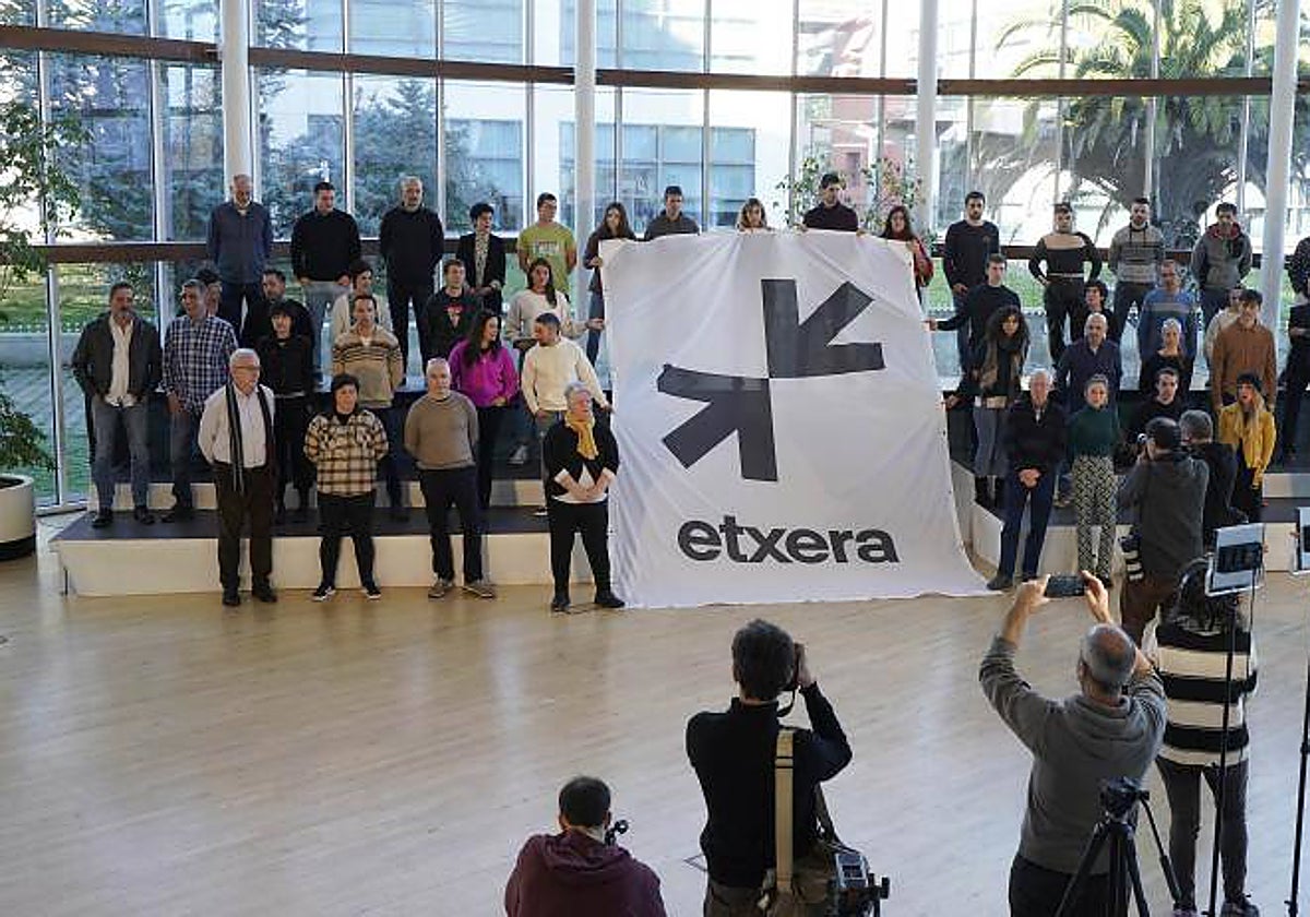 Presentación del nuevo logo de los colectivos de presos de ETA Etxerat y Sare