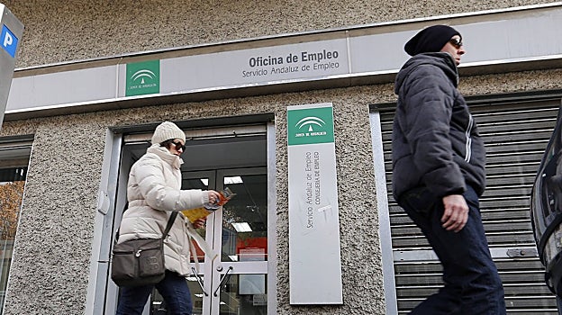 Varias personas pasan delante de la oficina de empleo de Colón