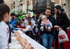 El roscón de Reyes gigante de Lucena, en imágenes