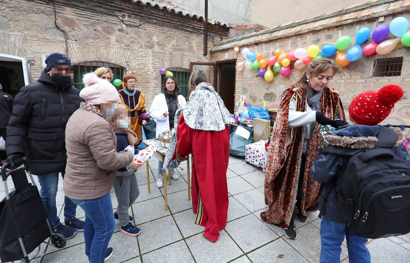 Las &#039;Reinas Magas&#039; de Cipriano reparten juguetes a los niños toledanos