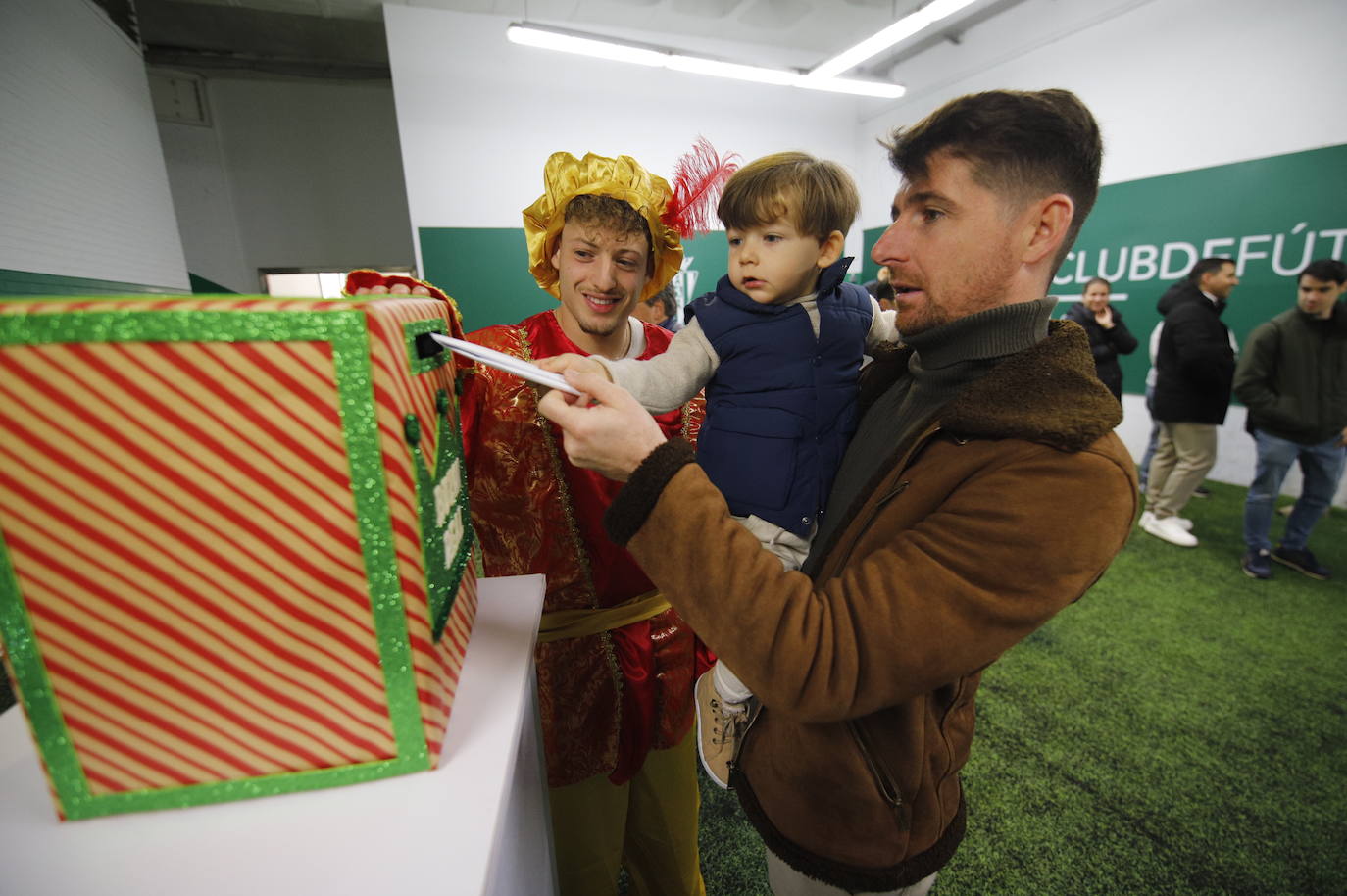 Las impresionantes colas para ver a los Reyes Magos en El Arcángel, en imágenes