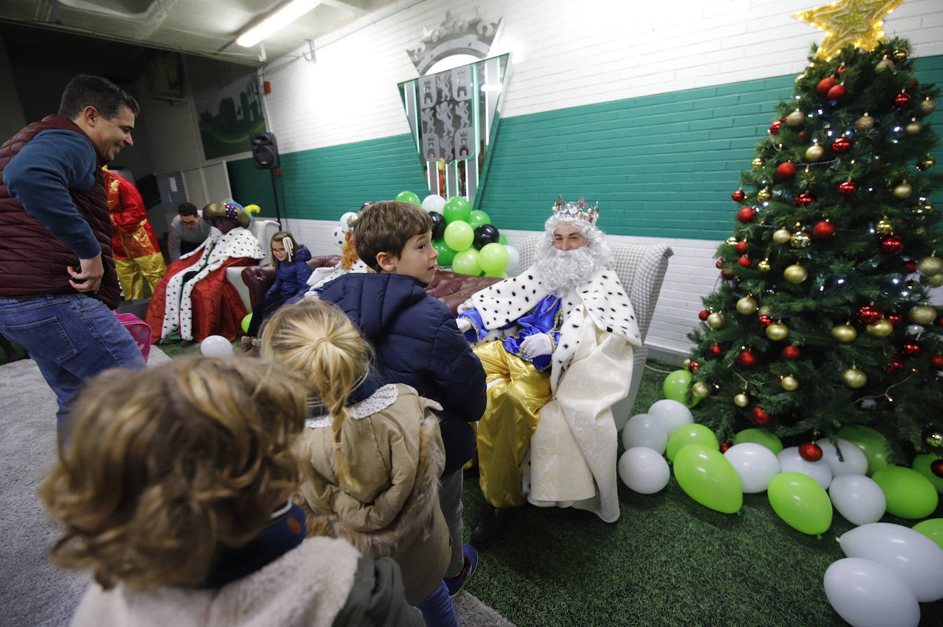Las impresionantes colas para ver a los Reyes Magos en El Arcángel, en imágenes