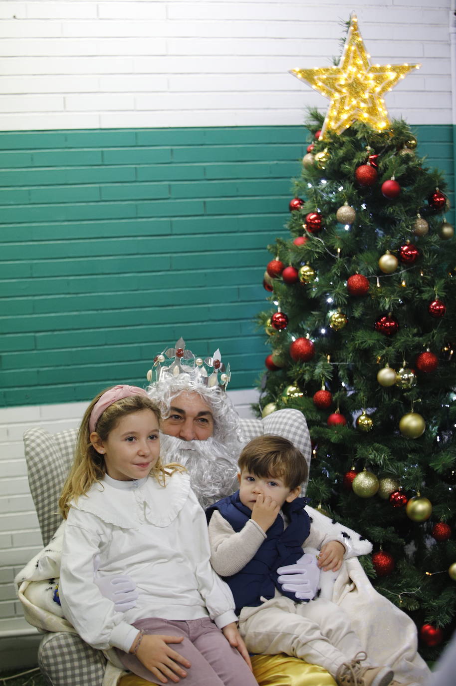 Las impresionantes colas para ver a los Reyes Magos en El Arcángel, en imágenes