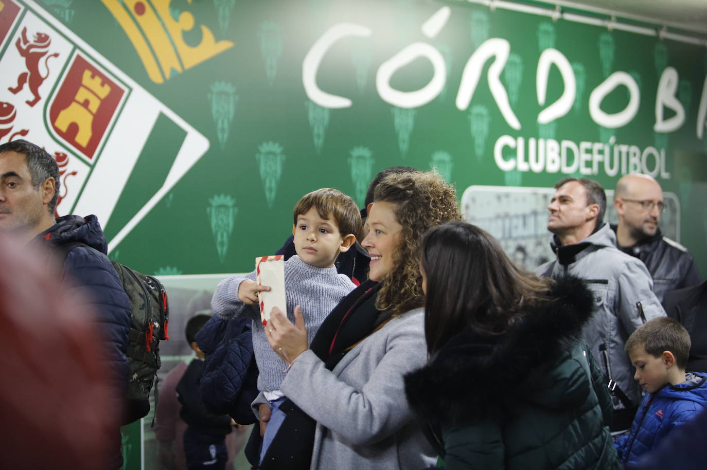 Las impresionantes colas para ver a los Reyes Magos en El Arcángel, en imágenes