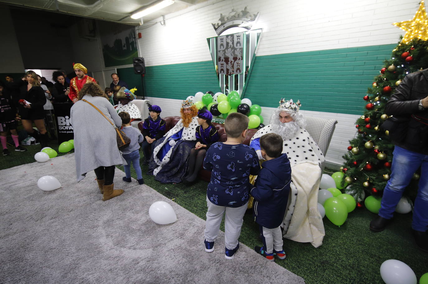 Las impresionantes colas para ver a los Reyes Magos en El Arcángel, en imágenes