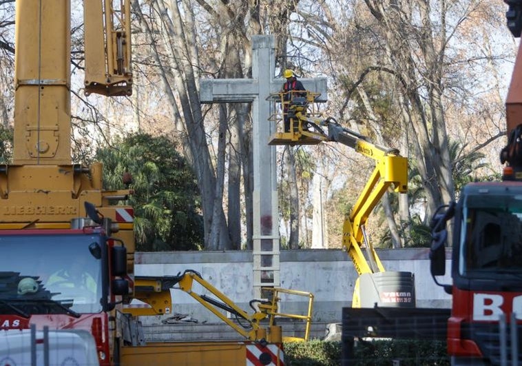 Tensión, insultos y rezos en la retirada de la Cruz del Parque Ribalta de Castellón