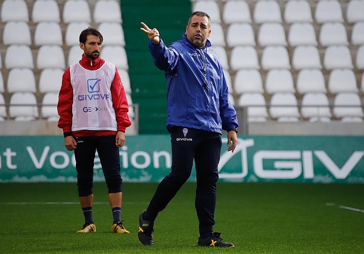 El entrenador del Córdoba, Germán Crespo, señala el número de fichajes: dos