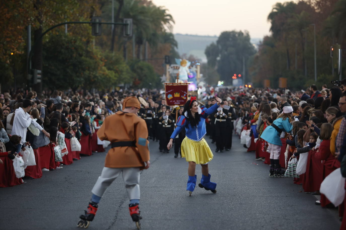 El apoteósico paso de la Cabalgata de los Reyes Magos por el Centro de Córdoba, en imágenes
