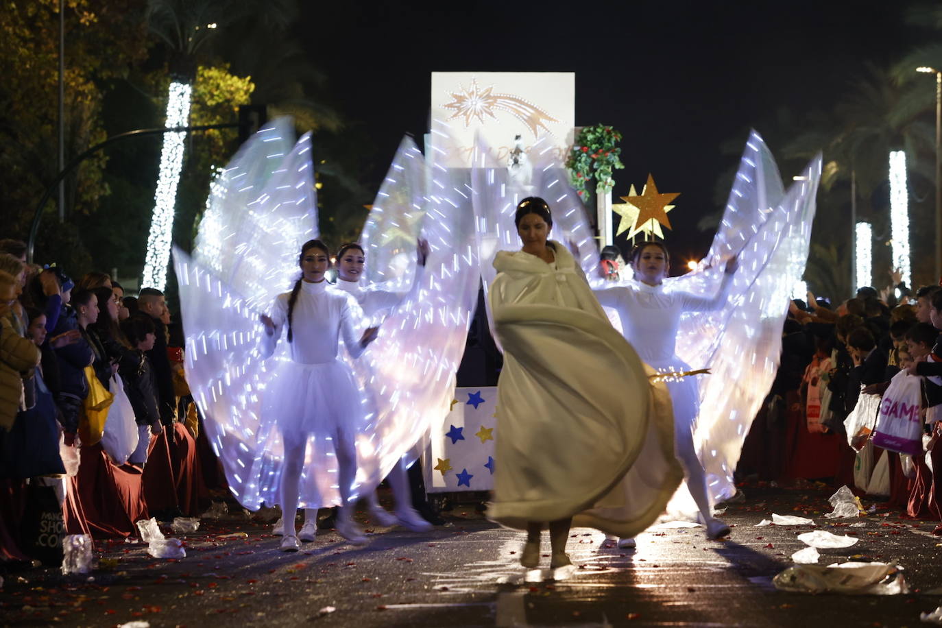 El apoteósico paso de la Cabalgata de los Reyes Magos por el Centro de Córdoba, en imágenes