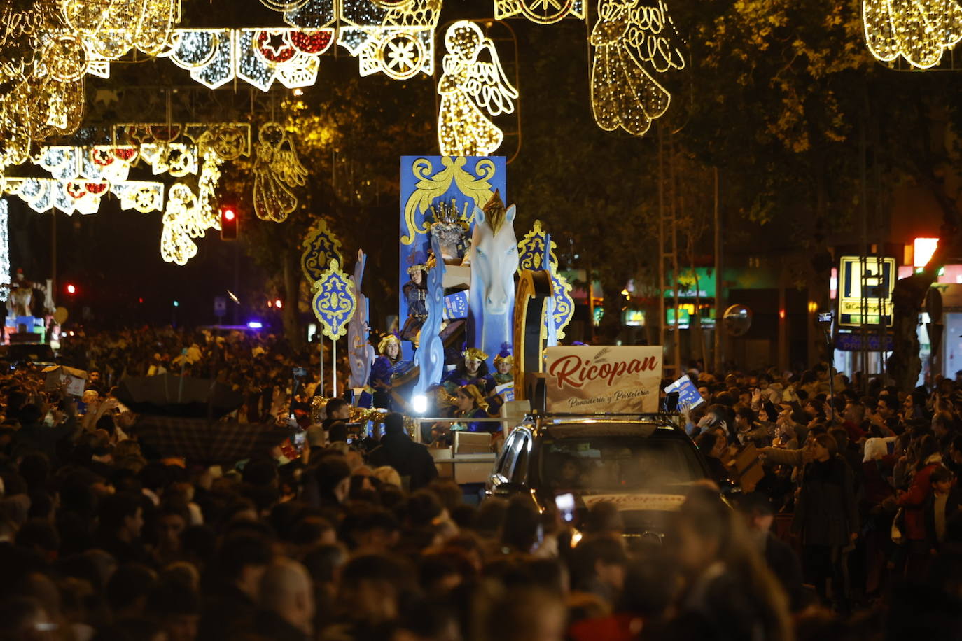 El apoteósico paso de la Cabalgata de los Reyes Magos por el Centro de Córdoba, en imágenes