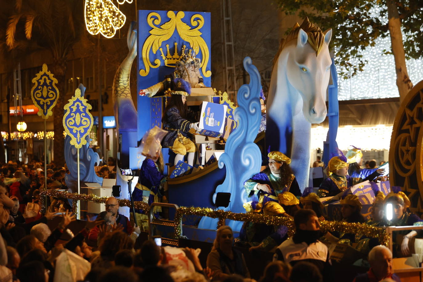 El apoteósico paso de la Cabalgata de los Reyes Magos por el Centro de Córdoba, en imágenes