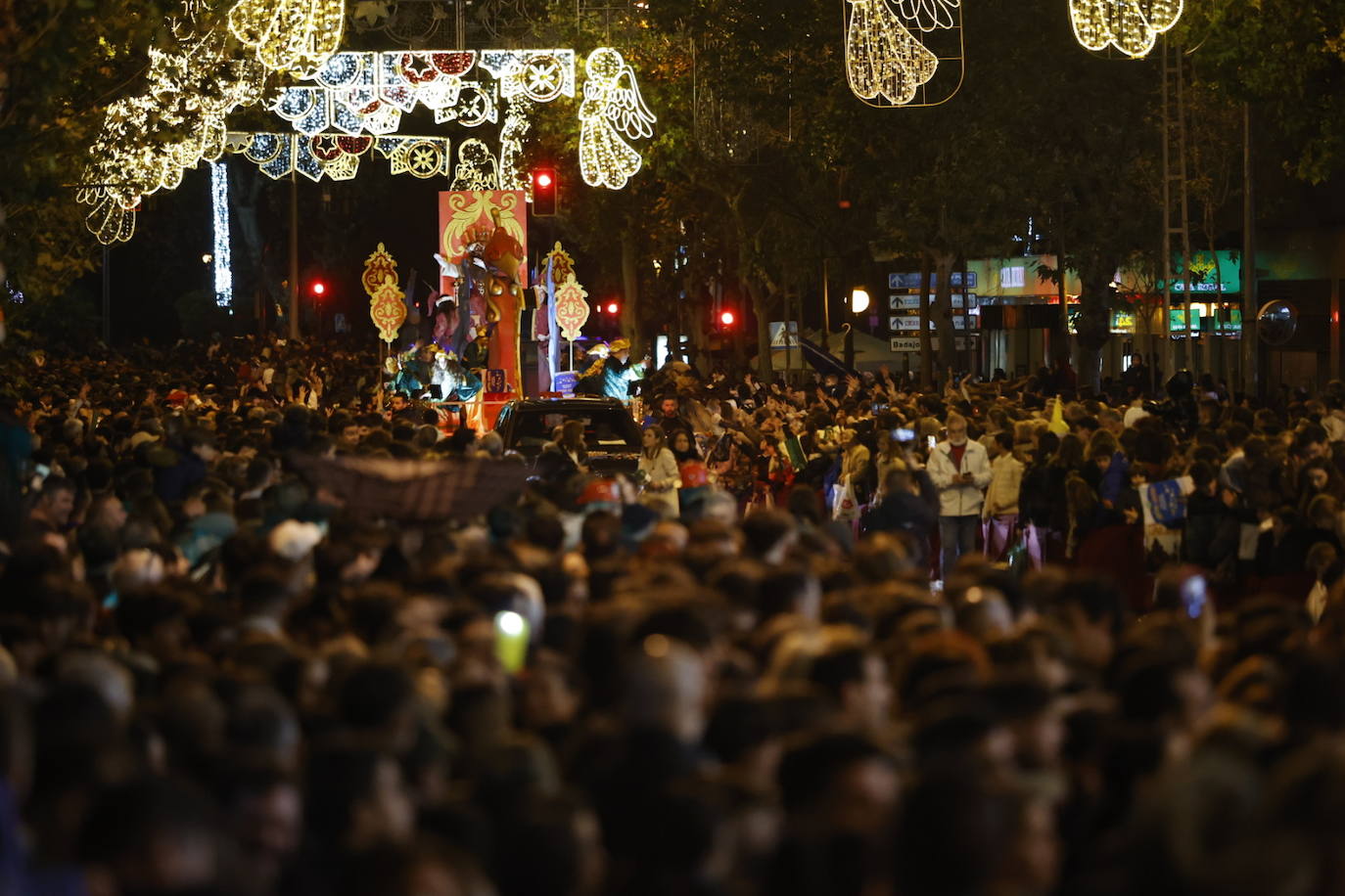El apoteósico paso de la Cabalgata de los Reyes Magos por el Centro de Córdoba, en imágenes