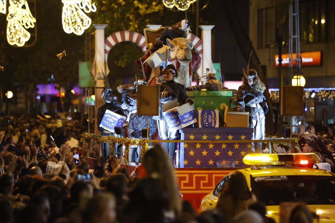 El apoteósico paso de la Cabalgata de los Reyes Magos por el Centro de Córdoba, en imágenes