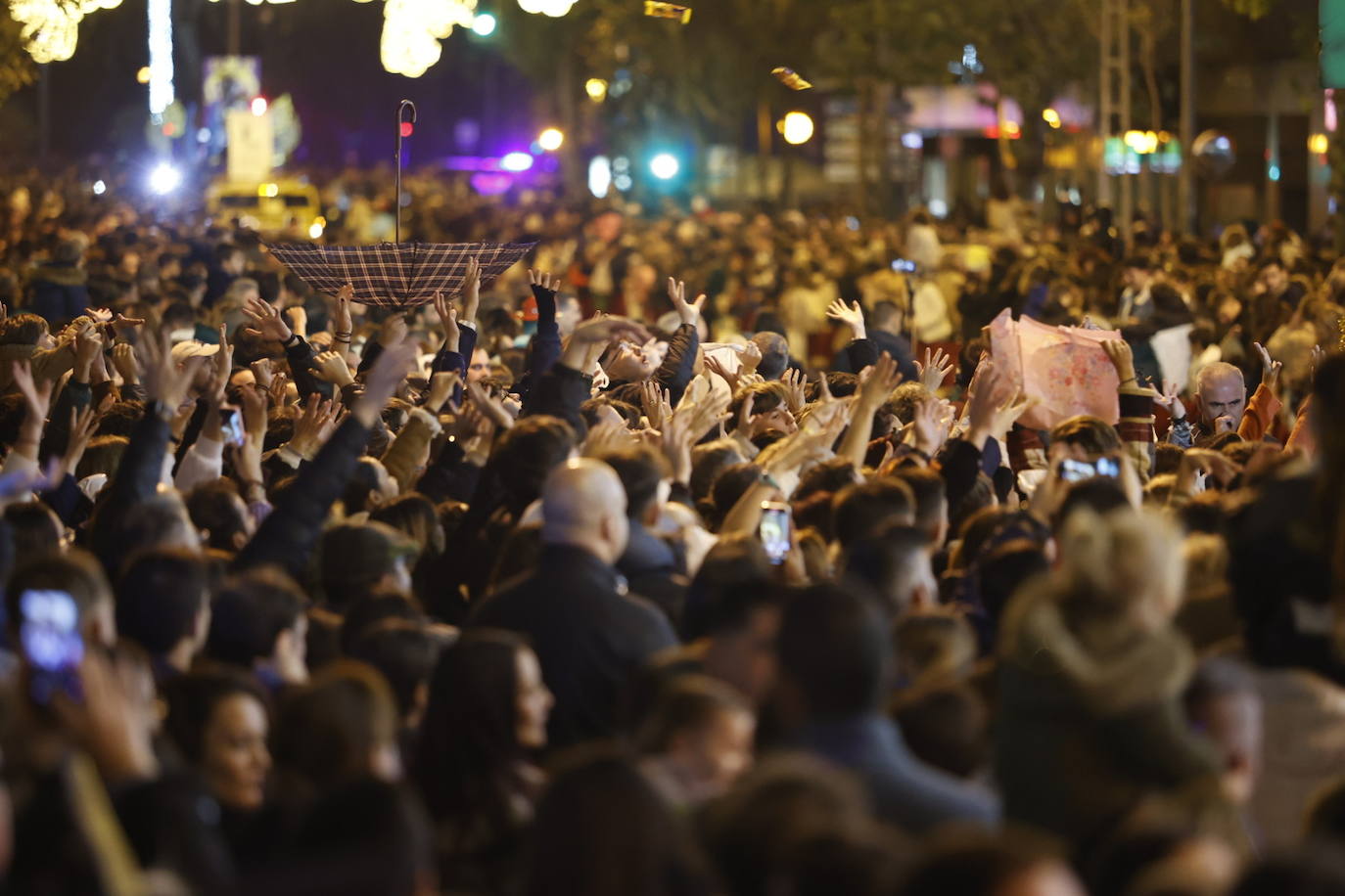 El apoteósico paso de la Cabalgata de los Reyes Magos por el Centro de Córdoba, en imágenes