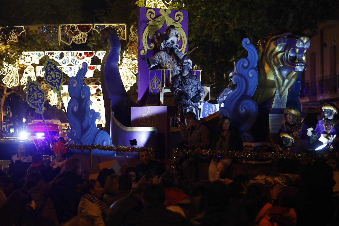 El apoteósico paso de la Cabalgata de los Reyes Magos por el Centro de Córdoba, en imágenes