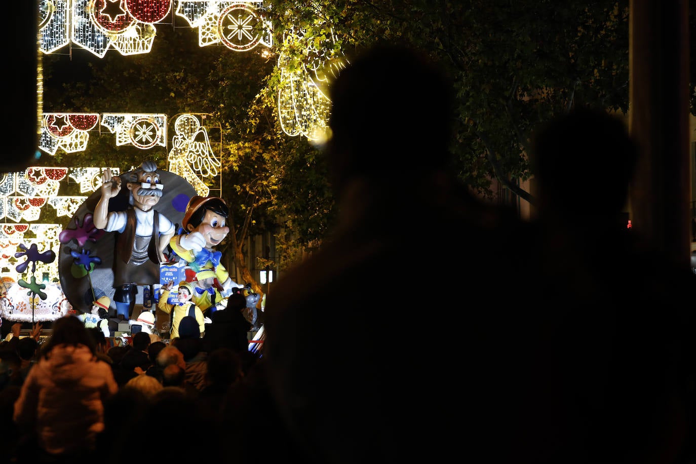 El multitudinario final de la Cabalgata de los Reyes Magos de Córdoba, en imágenes