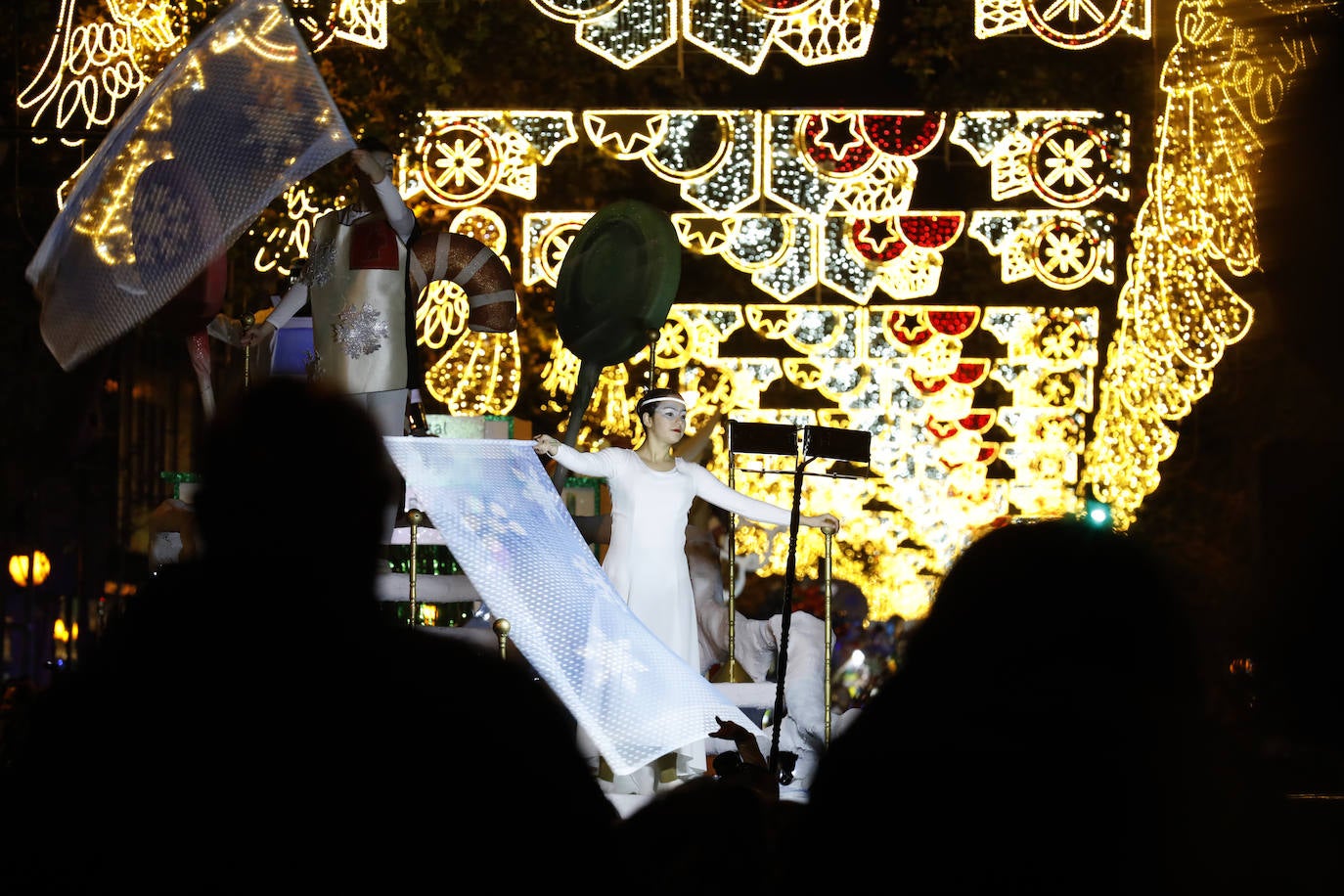 El multitudinario final de la Cabalgata de los Reyes Magos de Córdoba, en imágenes