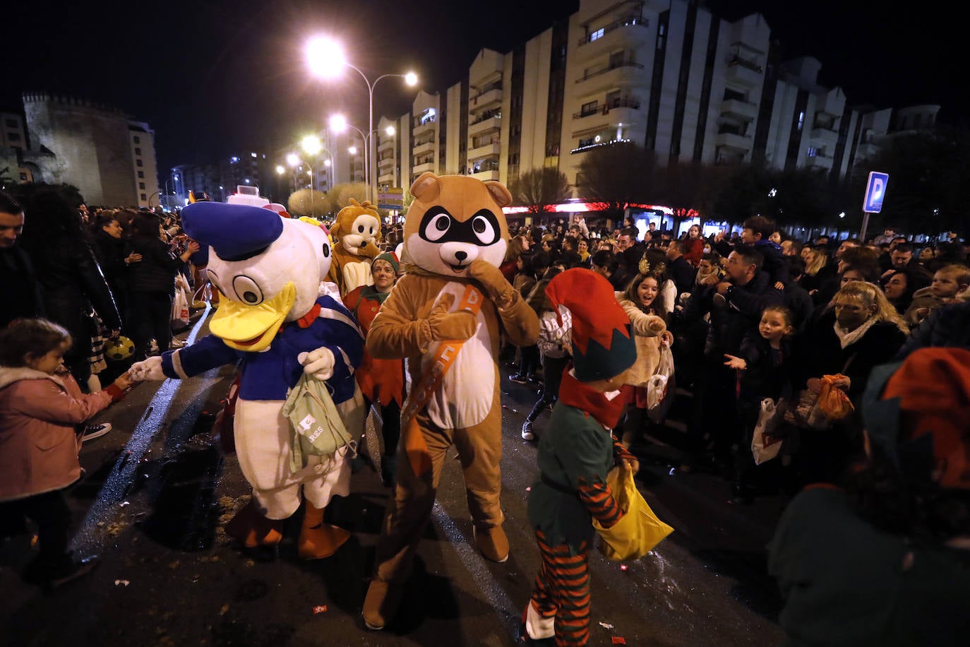 El multitudinario final de la Cabalgata de los Reyes Magos de Córdoba, en imágenes