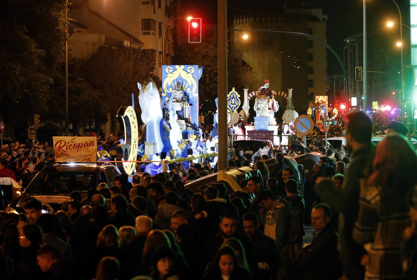 El multitudinario final de la Cabalgata de los Reyes Magos de Córdoba, en imágenes