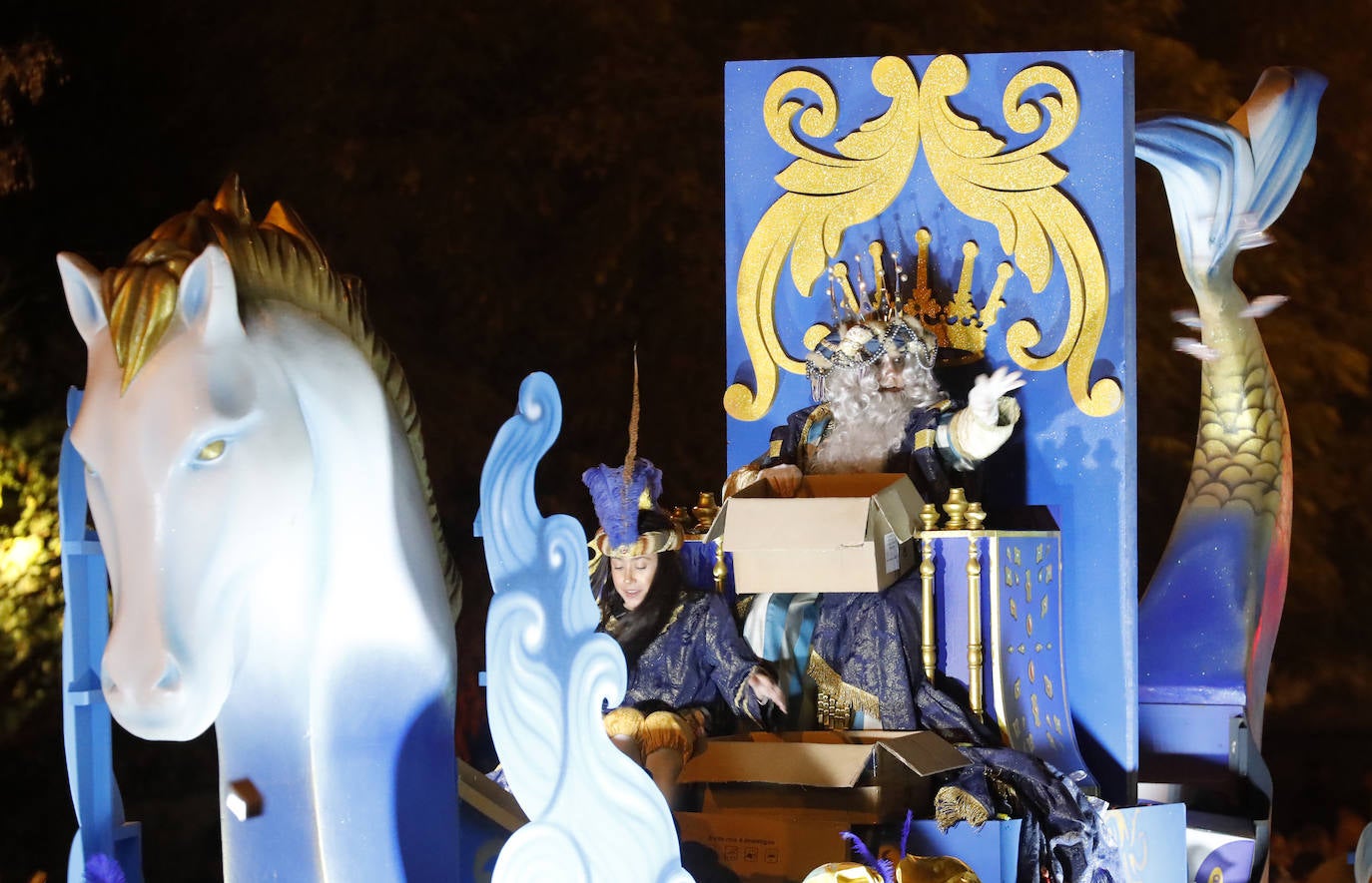 El multitudinario final de la Cabalgata de los Reyes Magos de Córdoba, en imágenes