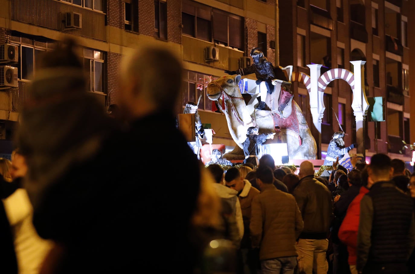 El multitudinario final de la Cabalgata de los Reyes Magos de Córdoba, en imágenes